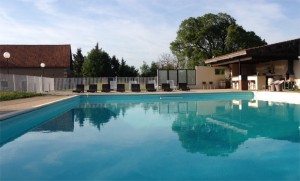 chambres-hotes-gramat-location-vacances-vue-piscine 